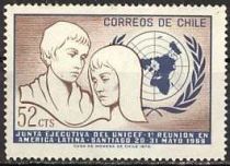 Young couple in front of UNO-Emblem